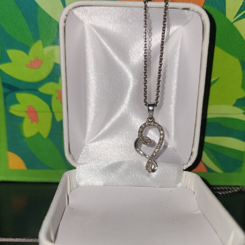 Sophisticated Silver Teardrop Necklace with Gemstone